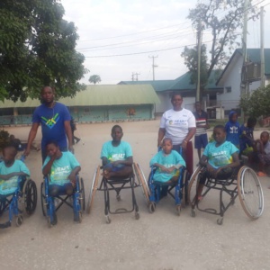 Fünf Kinder des Projekts HOPES in ihren Rollstühlen und zwei Betreuern