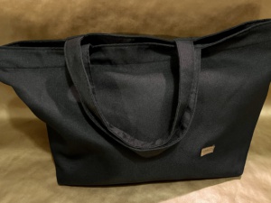 Große Tasche mit kurzen Henkeln aus schwarzem Canvas-Stoff
