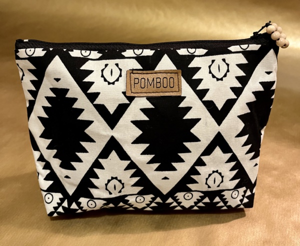 Kosmetiktasche mit schwarz-weißem Muster und Aufnäher "Pomboo"