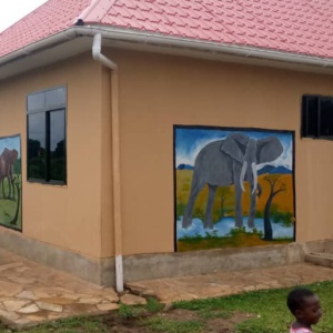 Das Gebäude ist das erste Waisenhaus, welches von Elimu e.V. gebaut wurde. Als Verschönerung wurden an den Wänden von einem lokalen Künstlern ein Elefant gemalt, denn das Haus ist das "Tembo House".