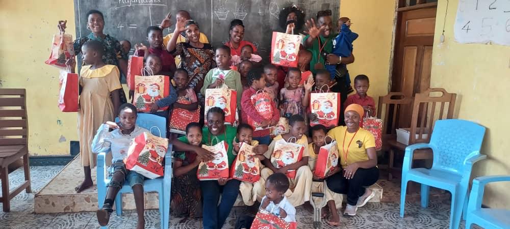 Unsere Kinder aus dem Dolphin VIllage haben Geschenke bekommen und halten sie stolz in die Kamera